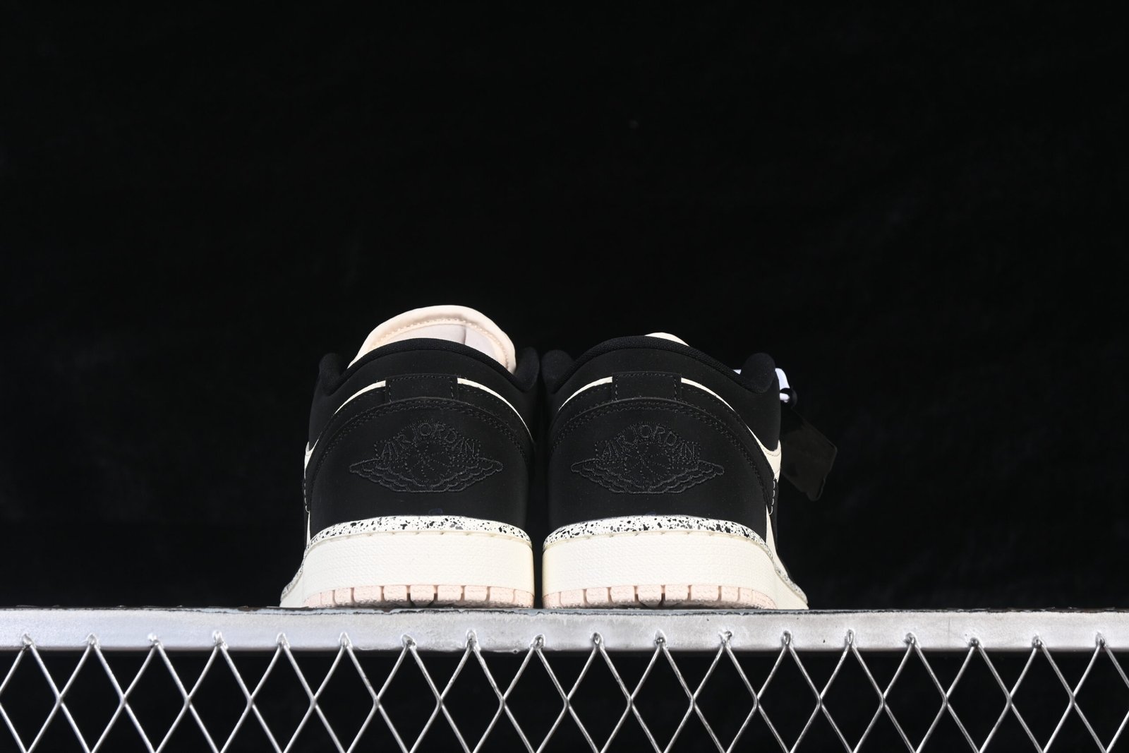 AIR JORDAN 1 LOW “GUAVA ICE” - Imagem 3