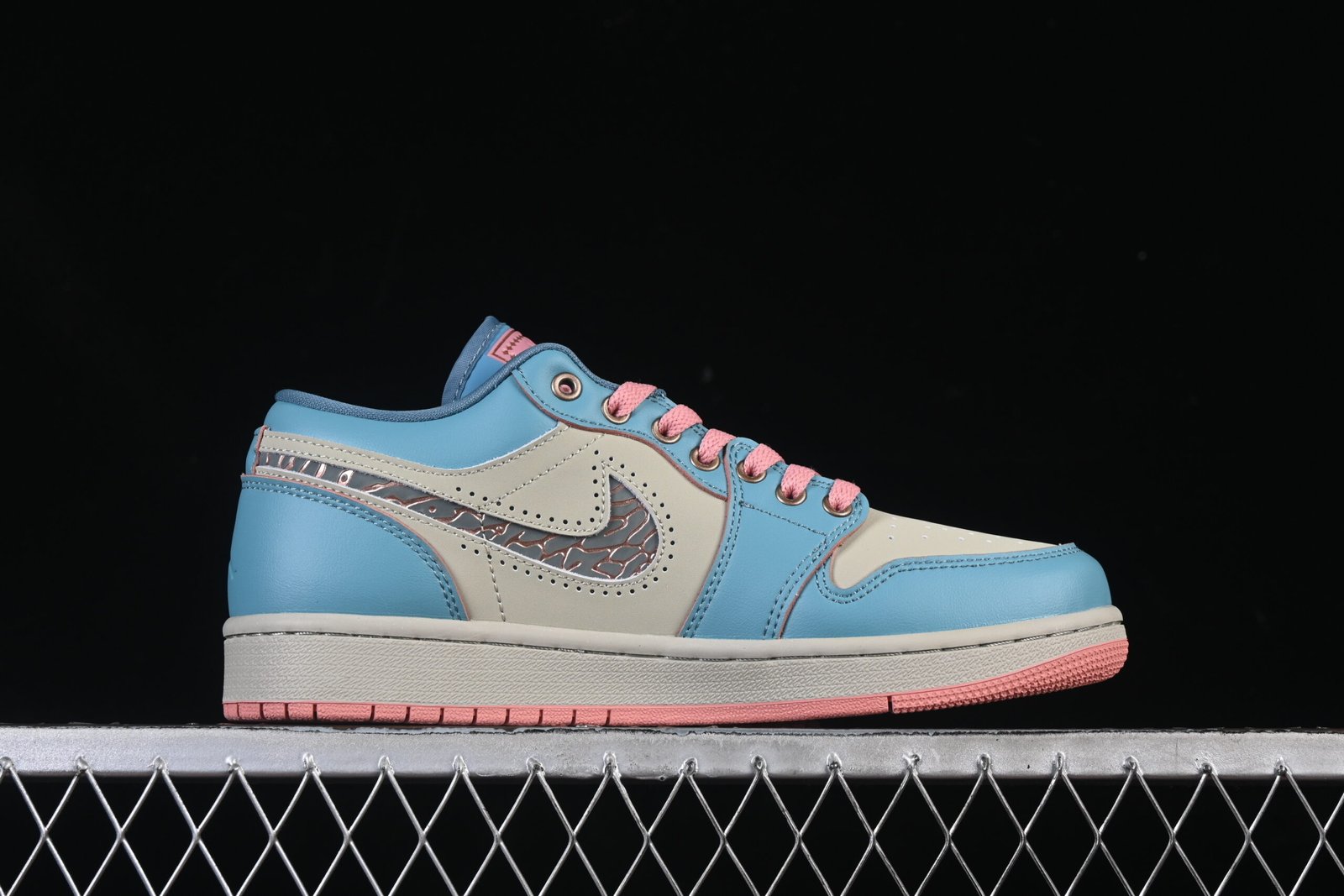 AIR JORDAN 1 LOW “SOMOS ETERNOS” - Imagem 2