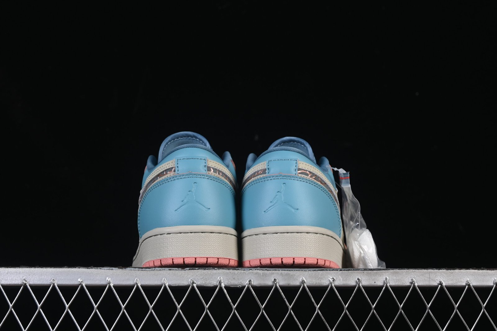 AIR JORDAN 1 LOW “SOMOS ETERNOS” - Imagem 3