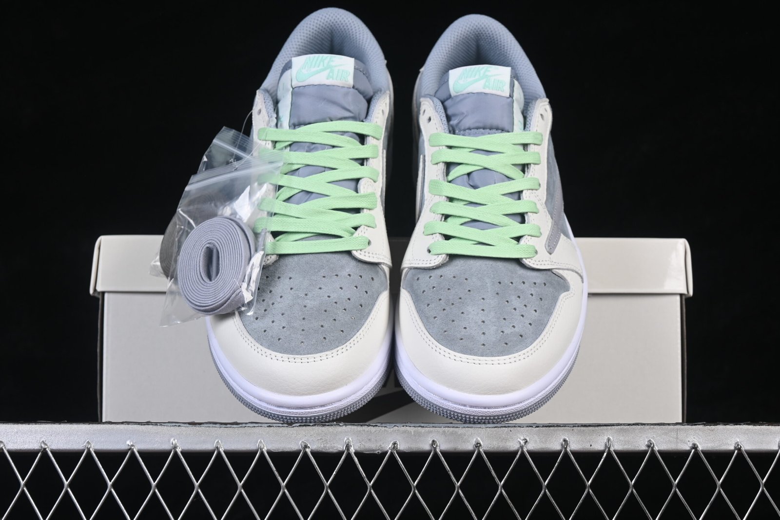 AIR JORDAN 1 LOW x TRAVIS SCOTT - Imagem 5