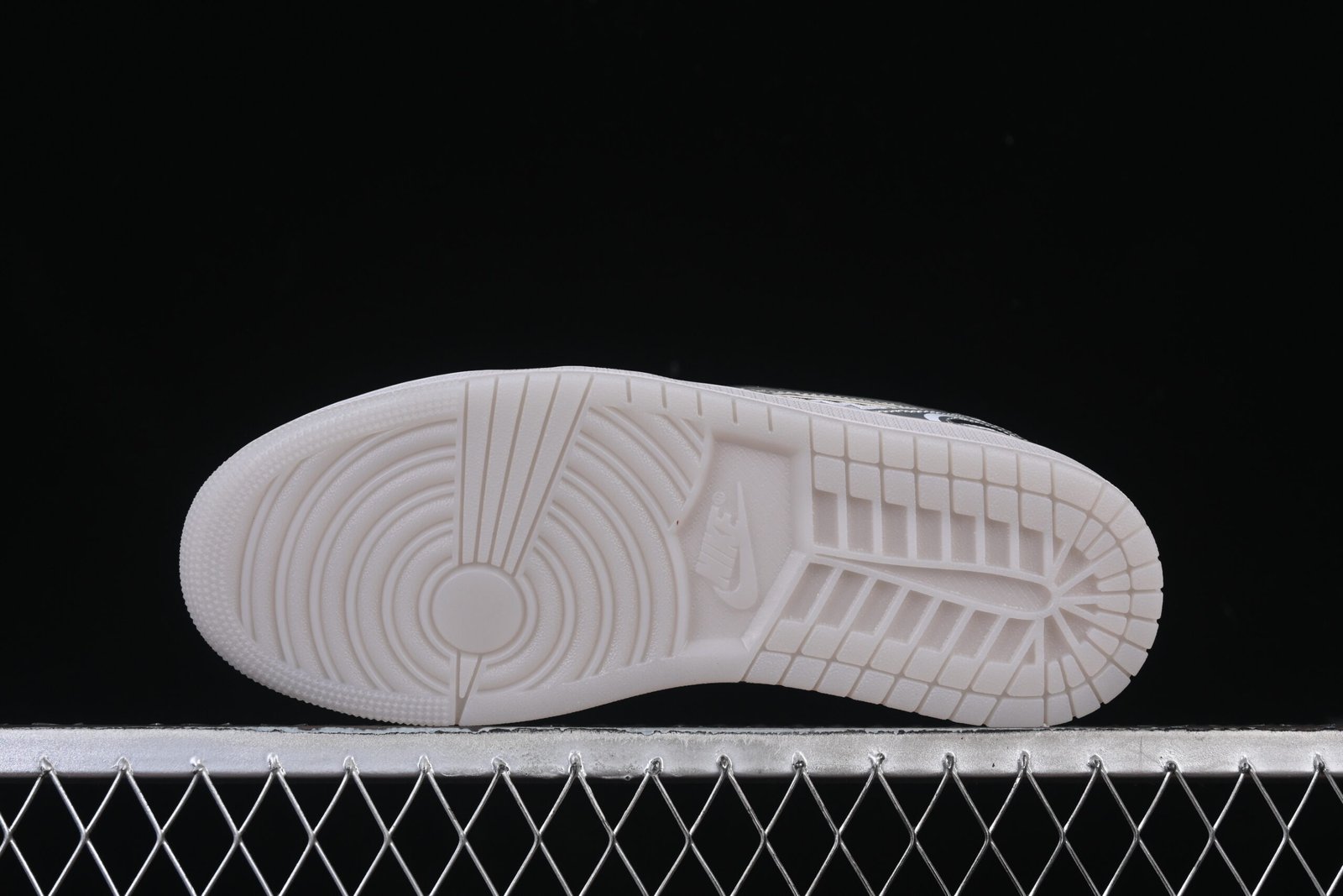 AIR JORDAN 1 LOW “METHOD OFF MAKE V3 METALLIC SILVER” - Imagem 4