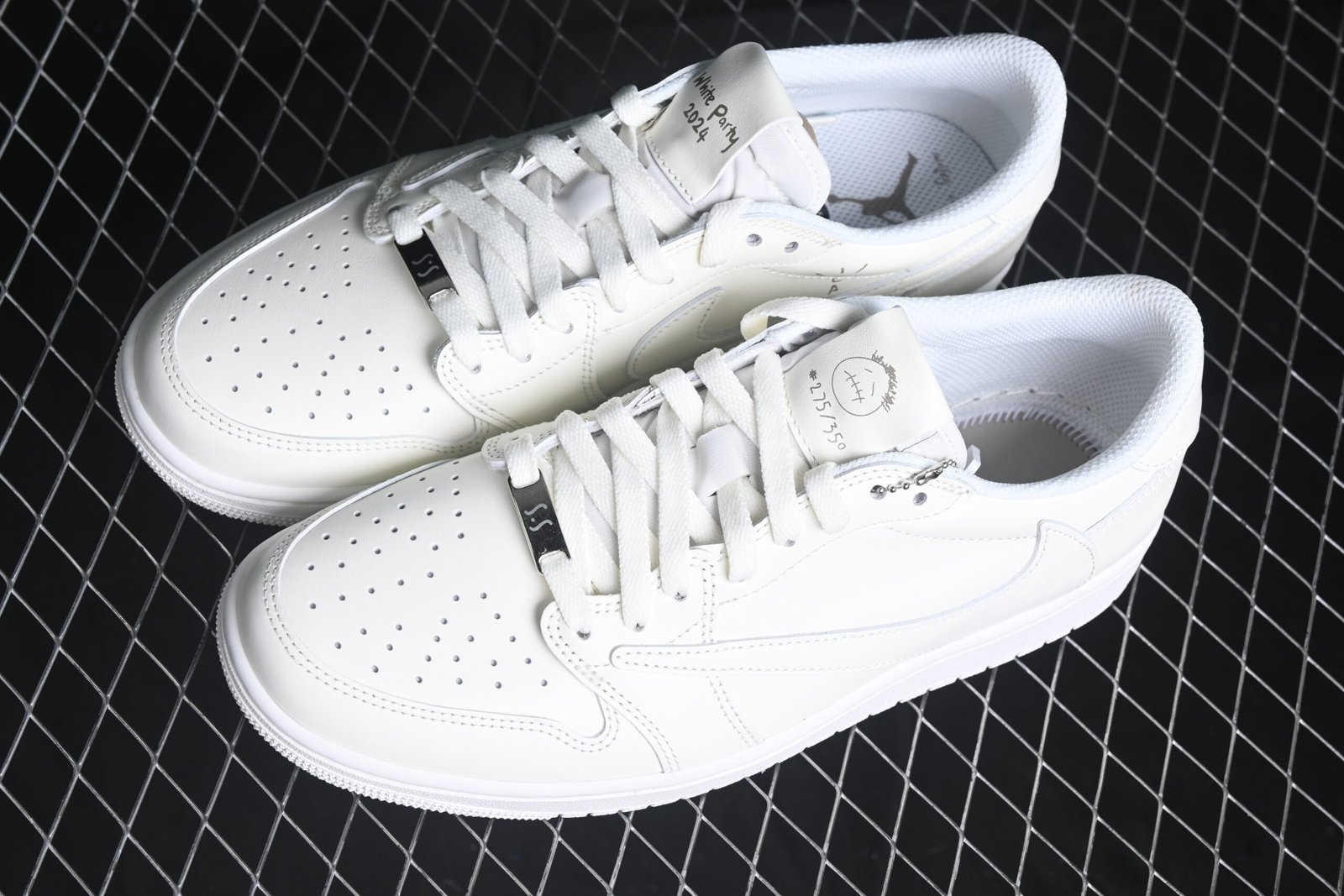 AIR JORDAN 1 LOW x TRAVIS SCOTT “TRIPLE WHITE” - Imagem 6