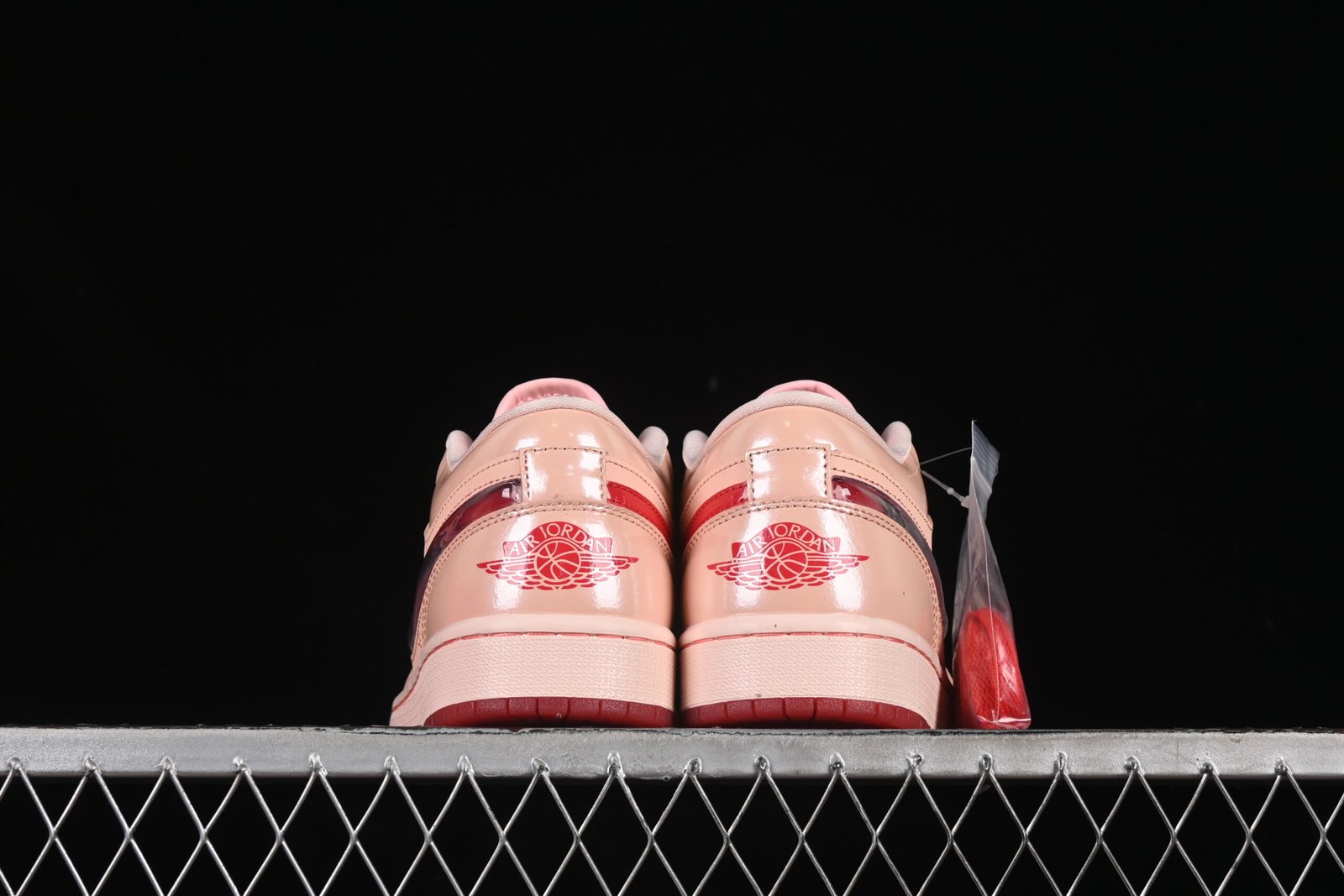 AIR JORDAN 1 LOW “PATENT VALENTINES DAY” - Imagem 3