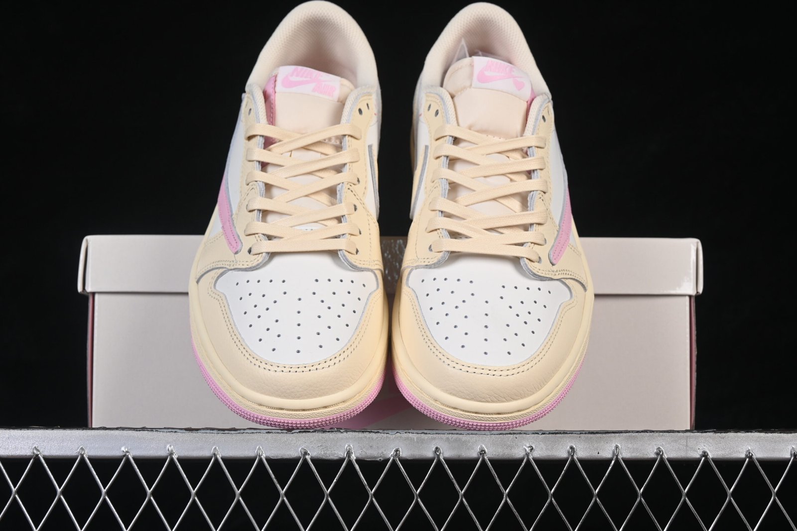 AIR JORDAN 1 LOW x TRAVIS SCOTT “SHY PINK” - Imagem 5