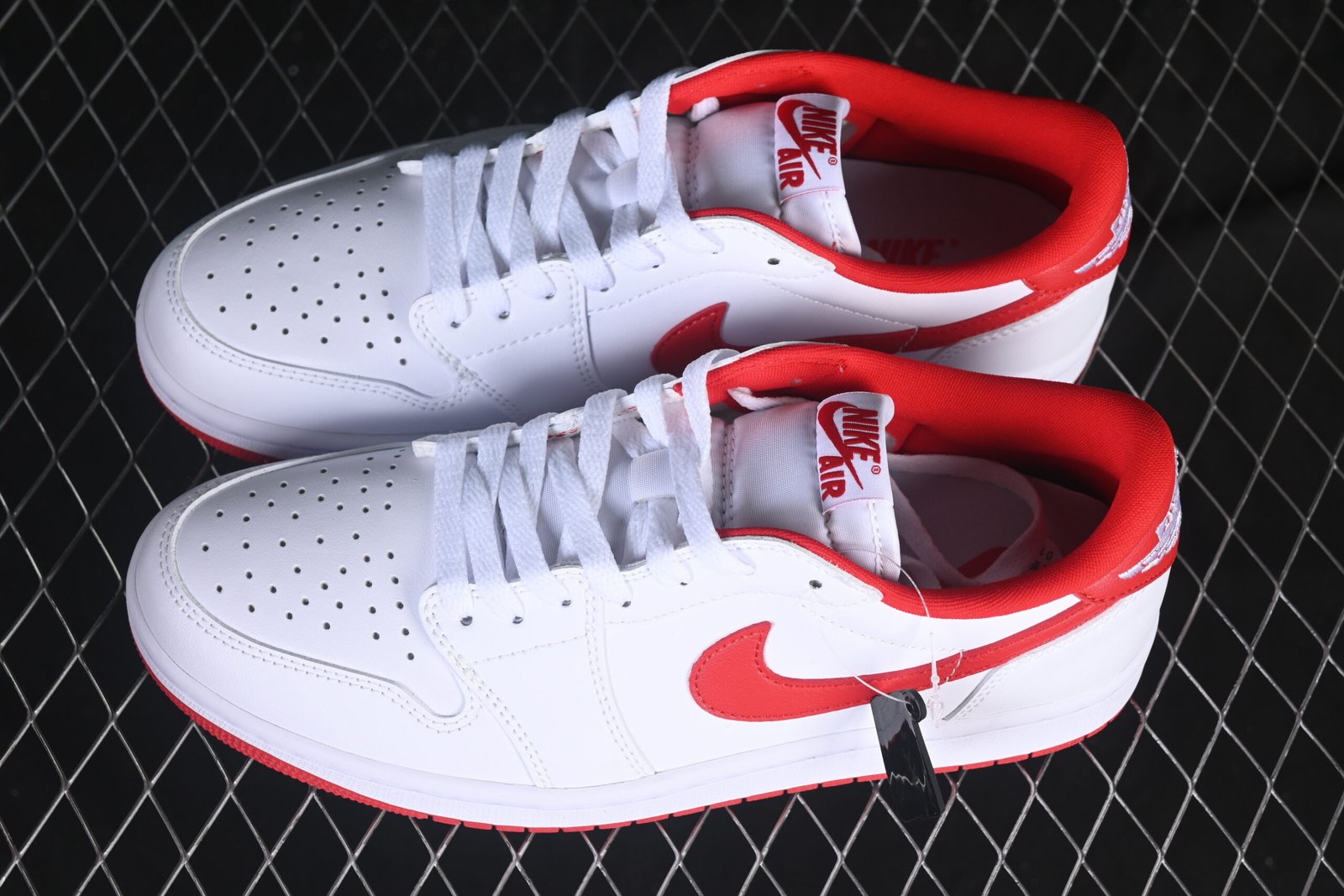 AIR JORDAN 1 LOW “UNIVERSITY RED” - Imagem 6