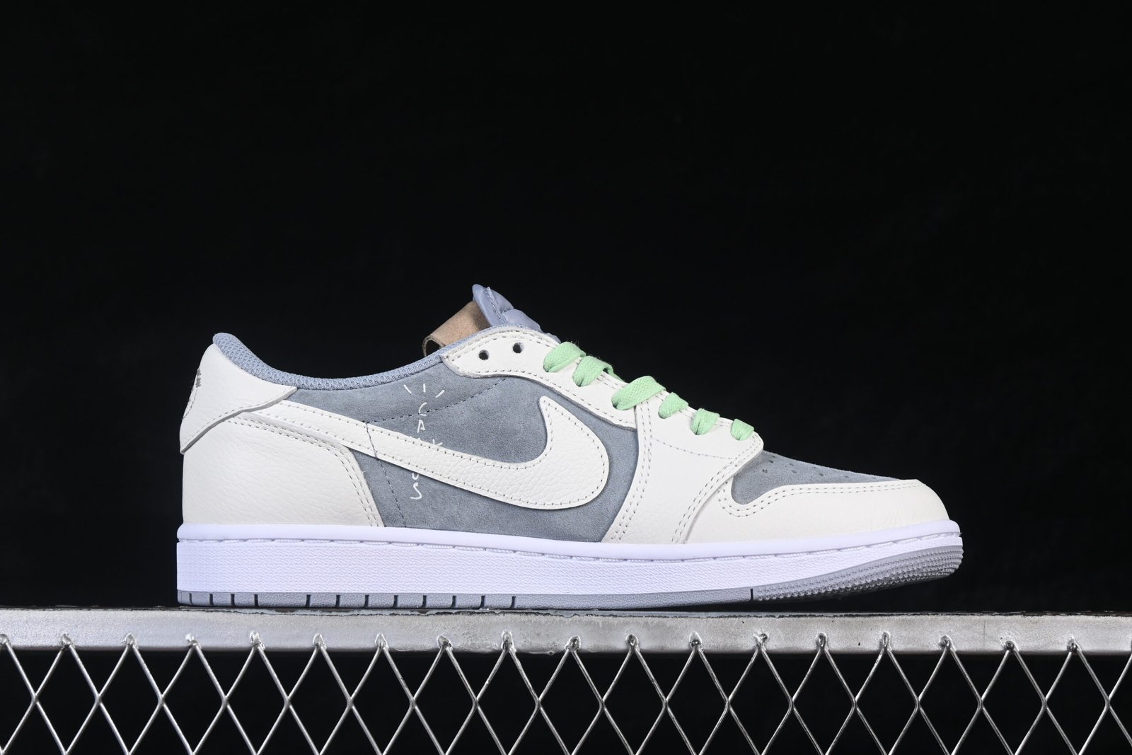 AIR JORDAN 1 LOW x TRAVIS SCOTT - Imagem 2