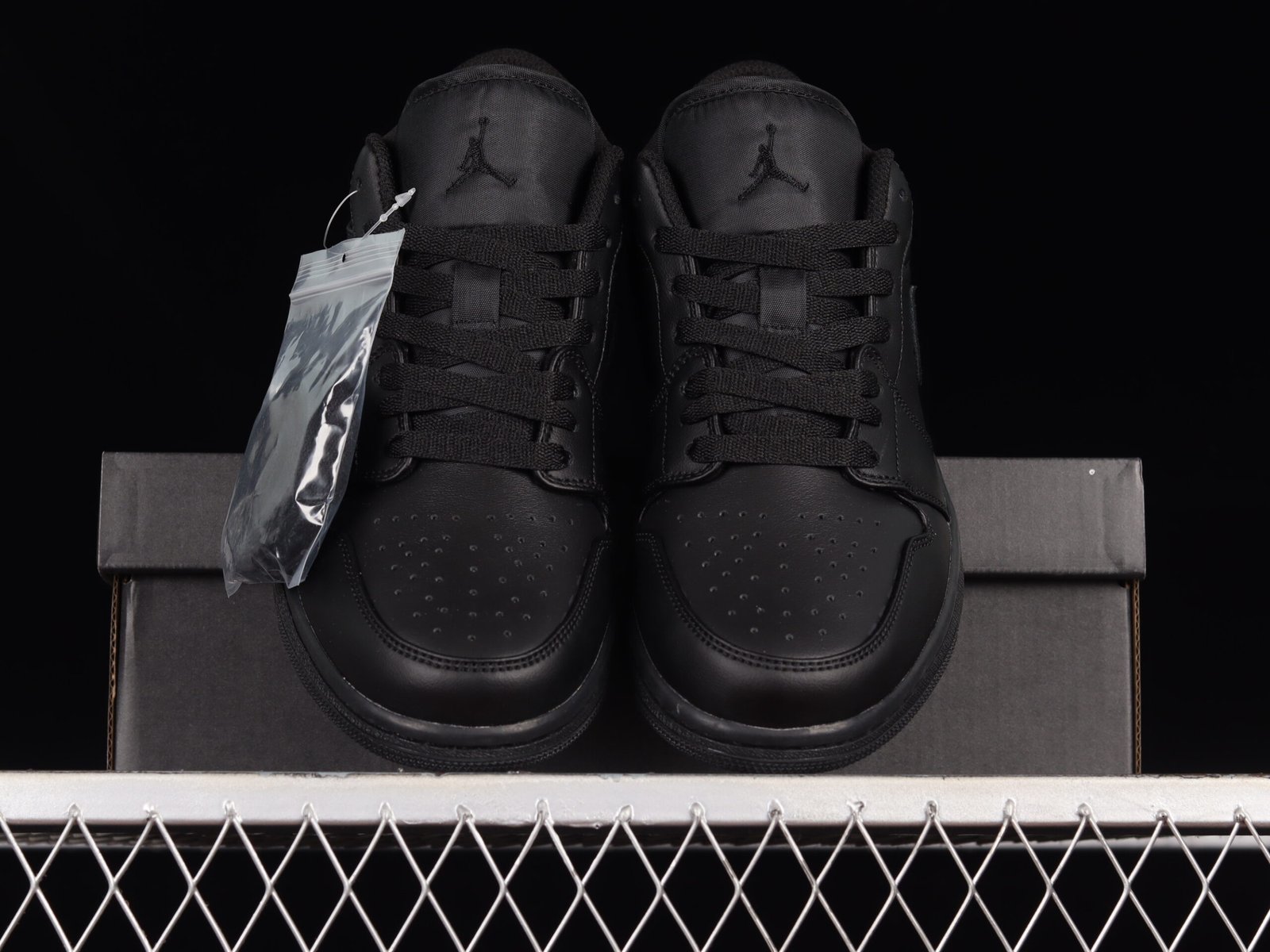 AIR JORDAN 1 LOW “TRIPLE BLACK” - Imagem 5