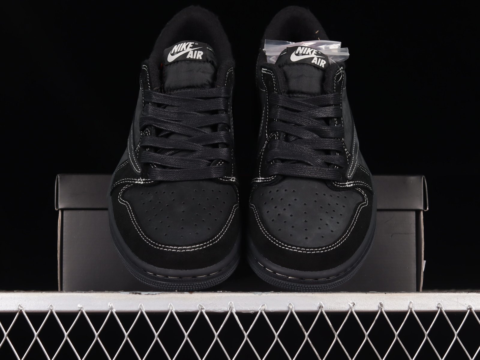 AIR JORDAN 1 LOW x TRAVIS SCOTT “BLACK PHANTON” - Imagem 5