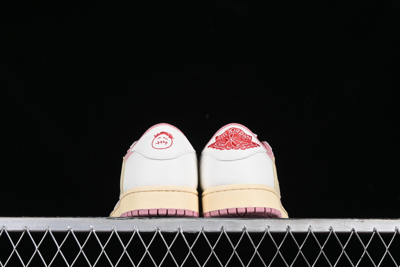 AIR JORDAN 1 LOW x TRAVIS SCOTT - Imagem 3