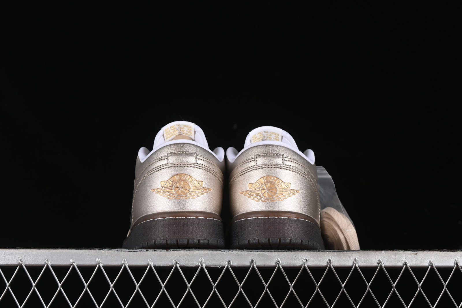 AIR JORDAN 1 LOW “METALLIC ZINC” - Imagem 3