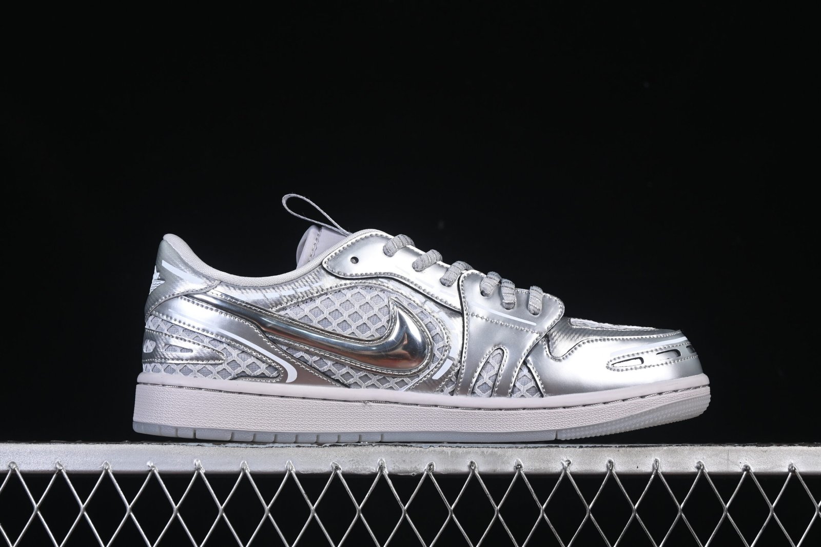 AIR JORDAN 1 LOW “METHOD OFF MAKE V3 METALLIC SILVER” - Imagem 2