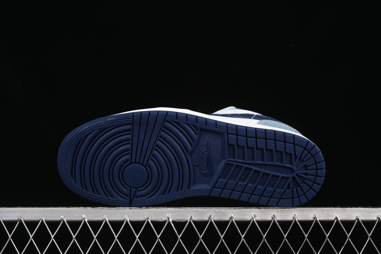 AIR JORDAN 1 LOW “CANADIAN TUXEDO” - Imagem 4