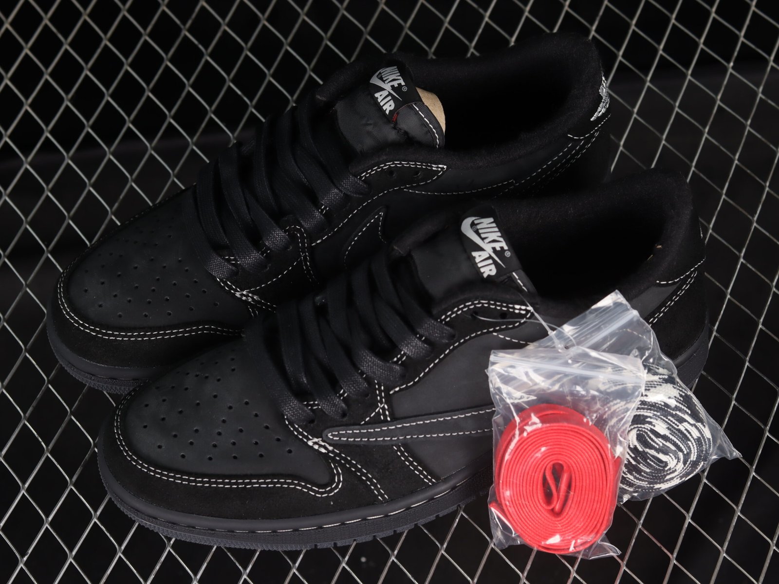 AIR JORDAN 1 LOW x TRAVIS SCOTT “BLACK PHANTON” - Imagem 6