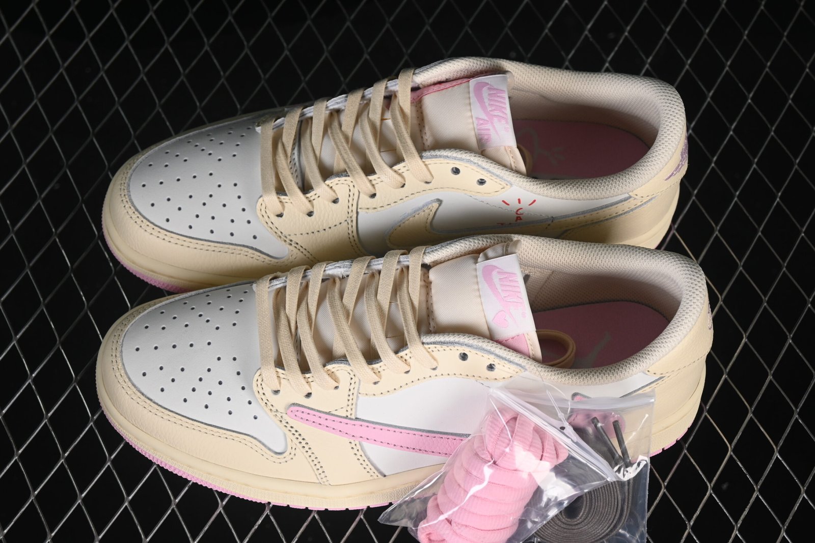 AIR JORDAN 1 LOW x TRAVIS SCOTT “SHY PINK” - Imagem 6