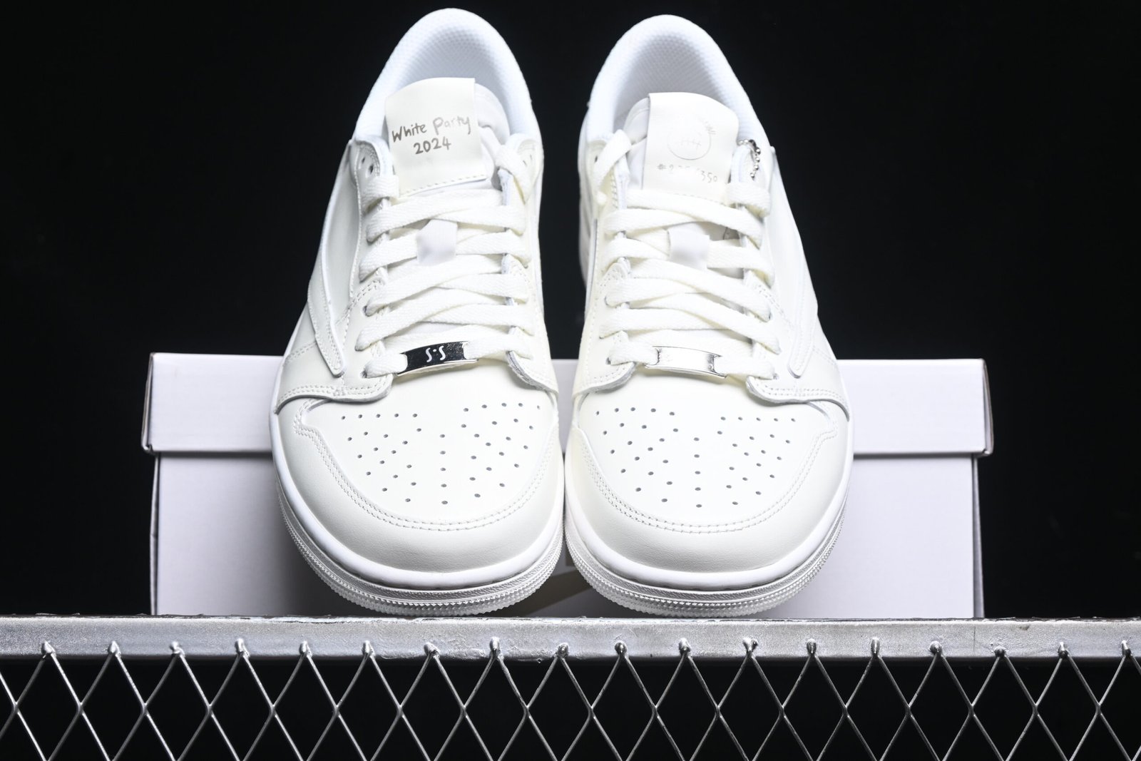 AIR JORDAN 1 LOW x TRAVIS SCOTT “TRIPLE WHITE” - Imagem 5