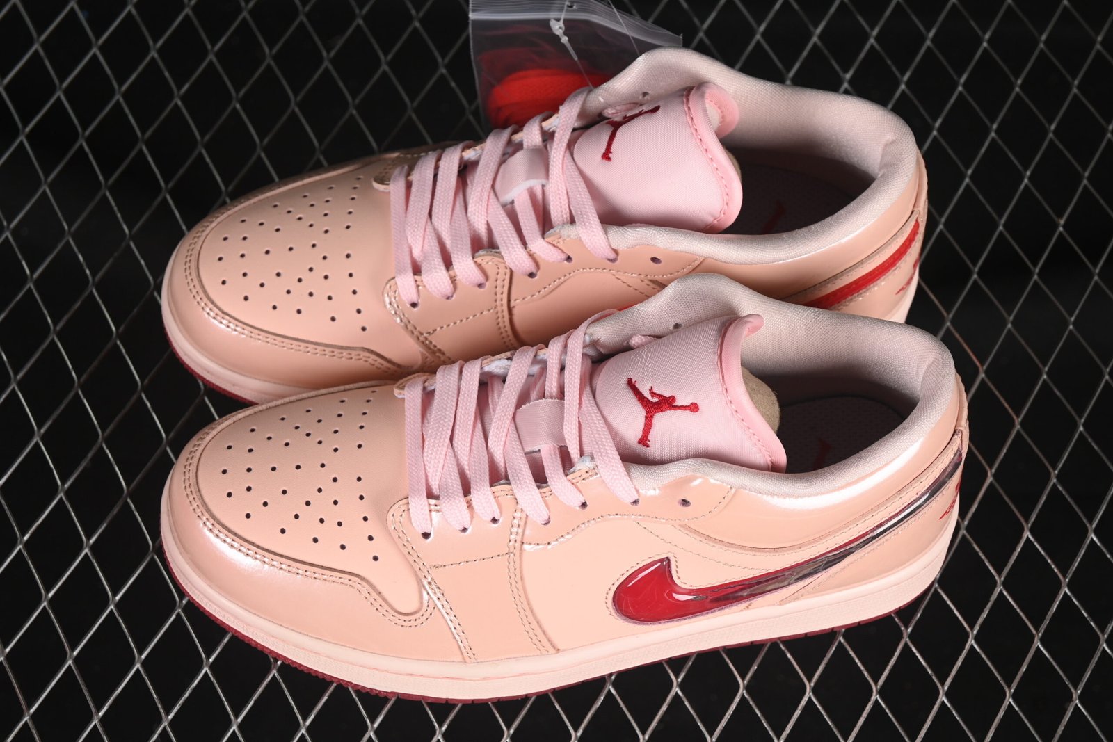 AIR JORDAN 1 LOW “PATENT VALENTINES DAY” - Imagem 6