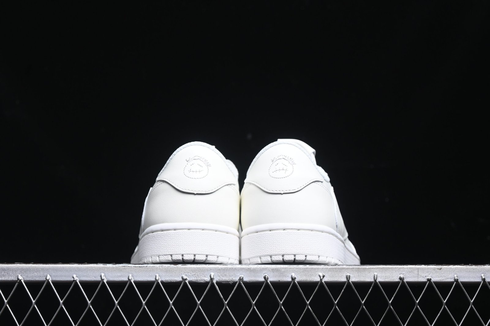 AIR JORDAN 1 LOW x TRAVIS SCOTT “TRIPLE WHITE” - Imagem 3