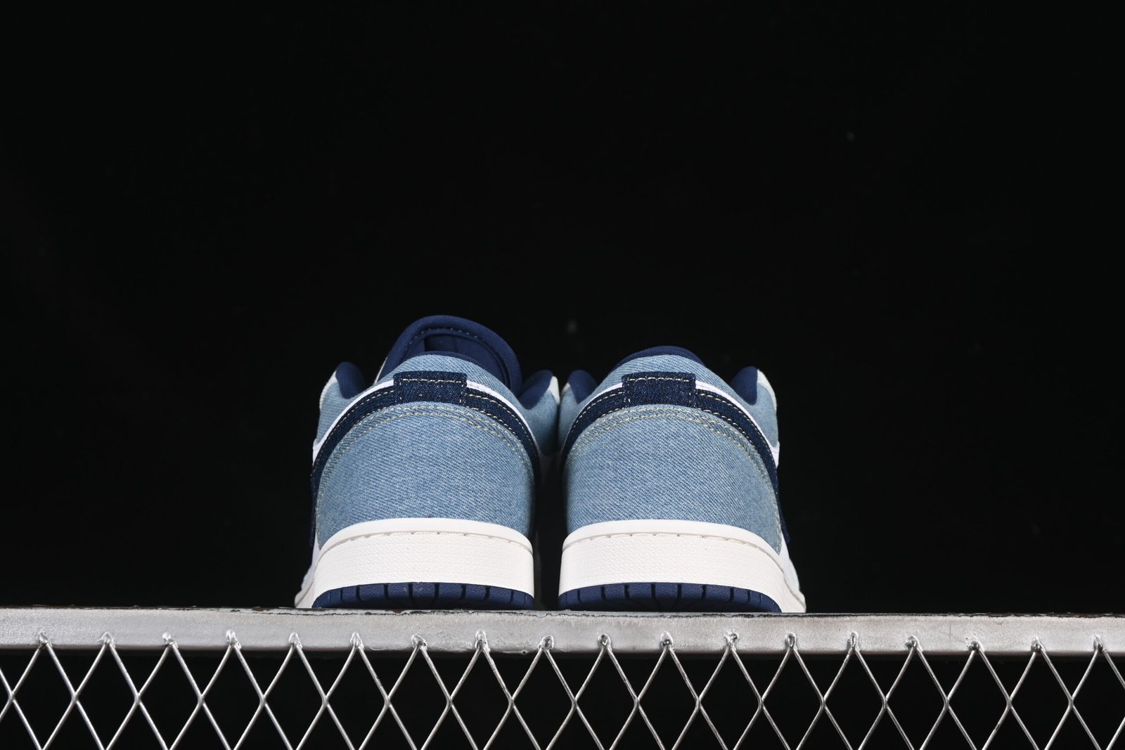 AIR JORDAN 1 LOW “CANADIAN TUXEDO” - Imagem 3