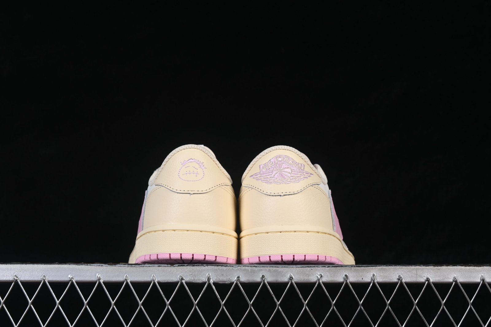 AIR JORDAN 1 LOW x TRAVIS SCOTT “SHY PINK” - Imagem 3