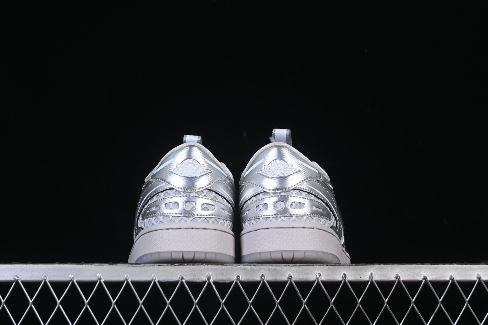 AIR JORDAN 1 LOW “METHOD OFF MAKE V3 METALLIC SILVER” - Imagem 3