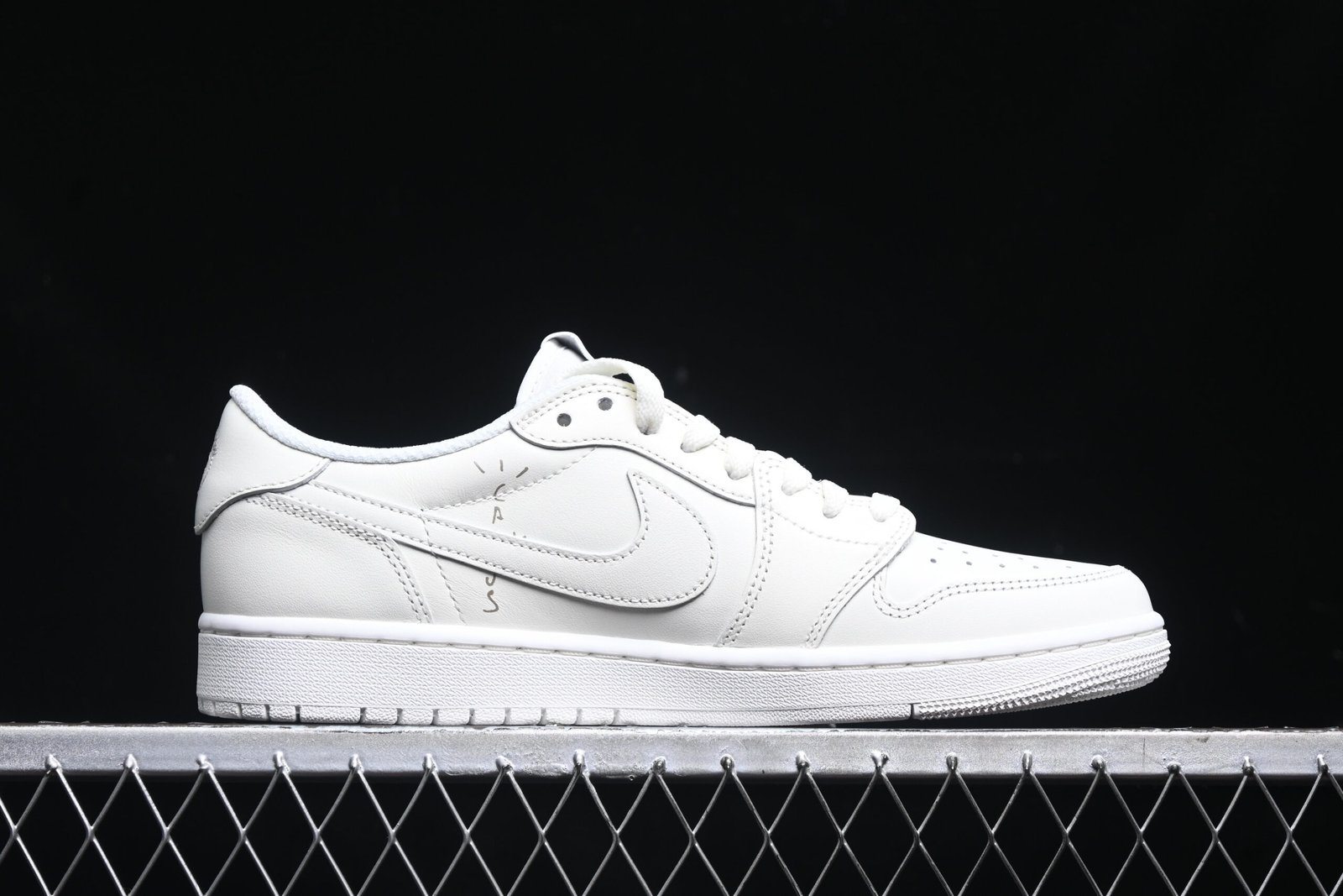 AIR JORDAN 1 LOW x TRAVIS SCOTT “TRIPLE WHITE” - Imagem 2