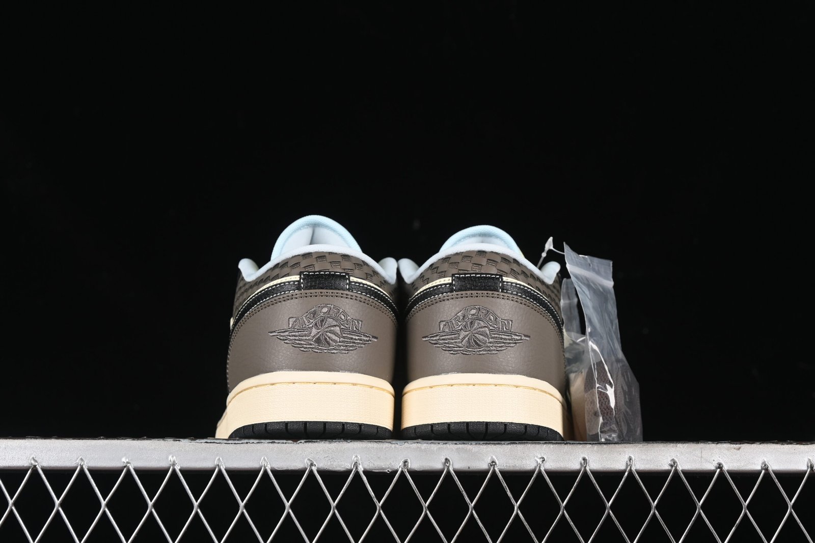 AIR JORDAN 1 LOW “COCONUT MILK BLACK” - Imagem 3