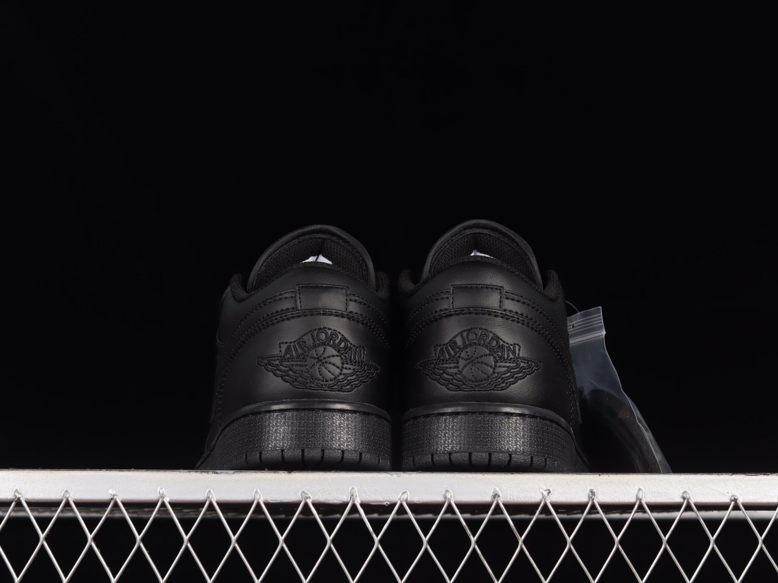 AIR JORDAN 1 LOW “TRIPLE BLACK” - Imagem 3