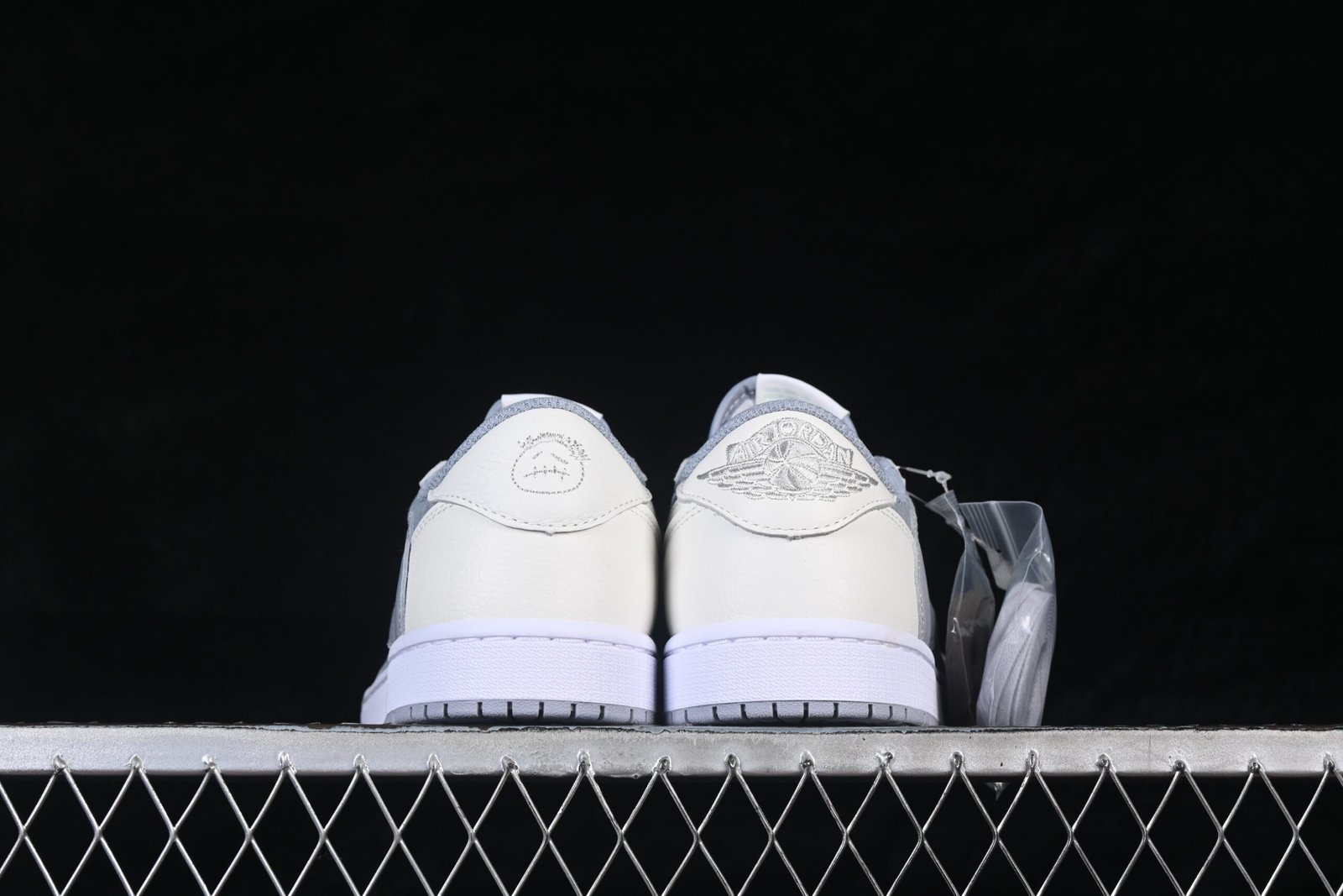 AIR JORDAN 1 LOW x TRAVIS SCOTT - Imagem 3