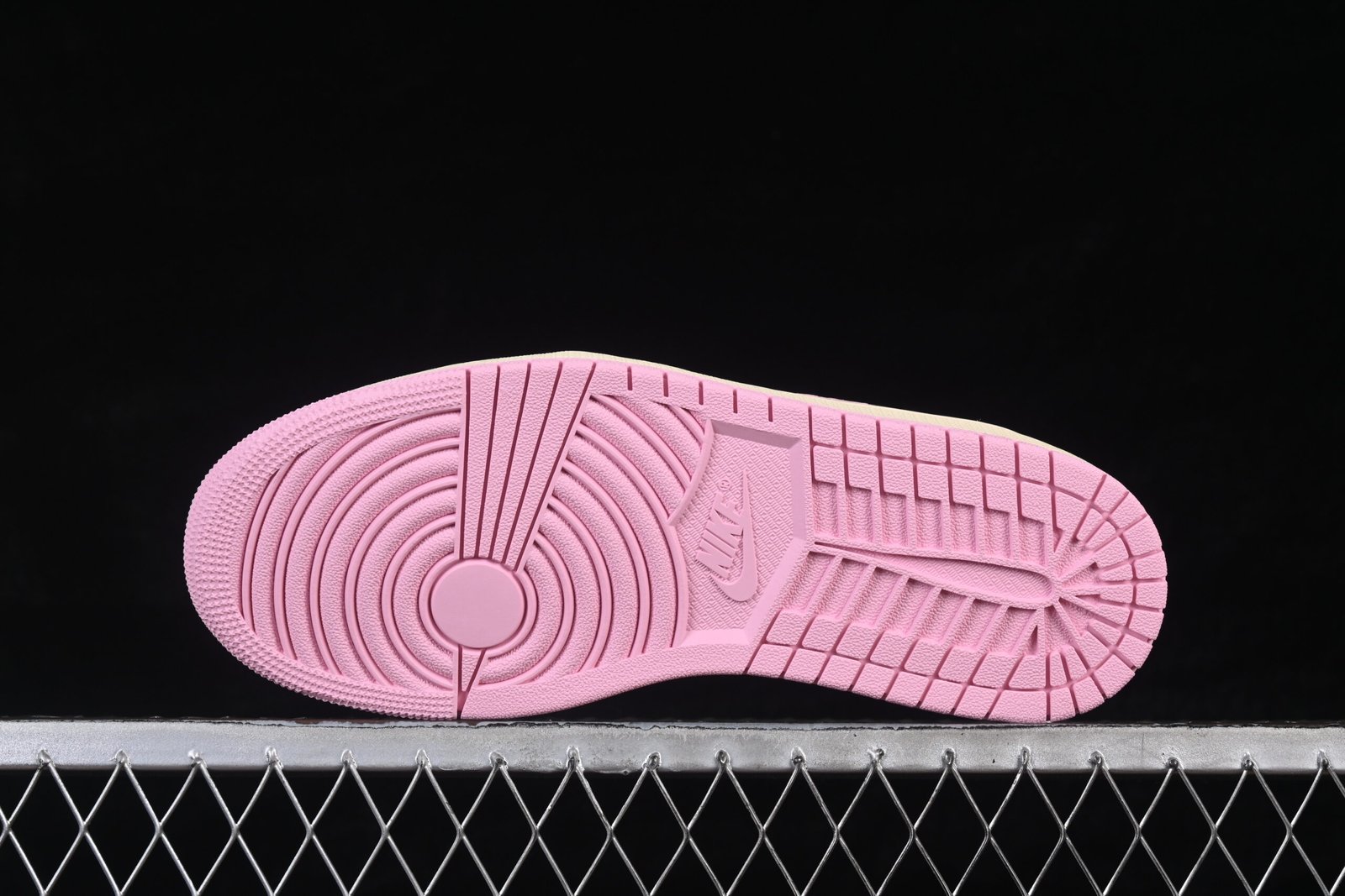 AIR JORDAN 1 LOW x TRAVIS SCOTT “SHY PINK” - Imagem 4