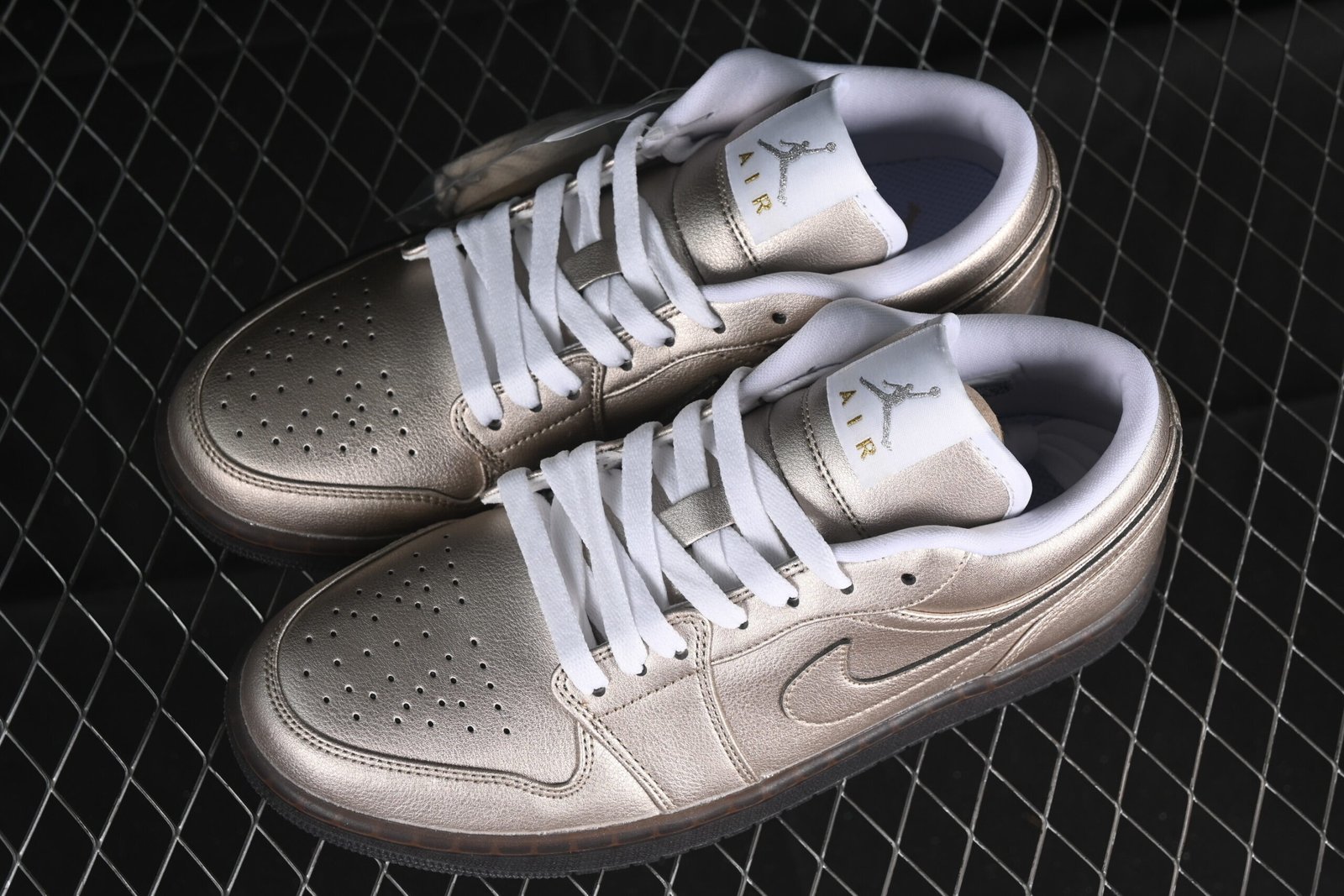 AIR JORDAN 1 LOW “METALLIC ZINC” - Imagem 6