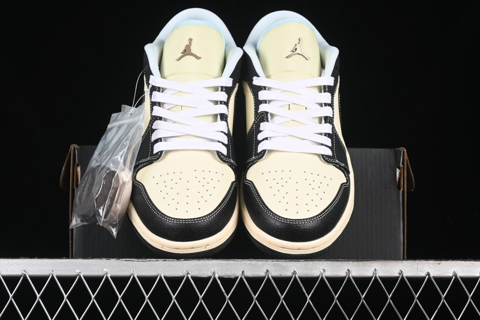 AIR JORDAN 1 LOW “COCONUT MILK BLACK” - Imagem 5