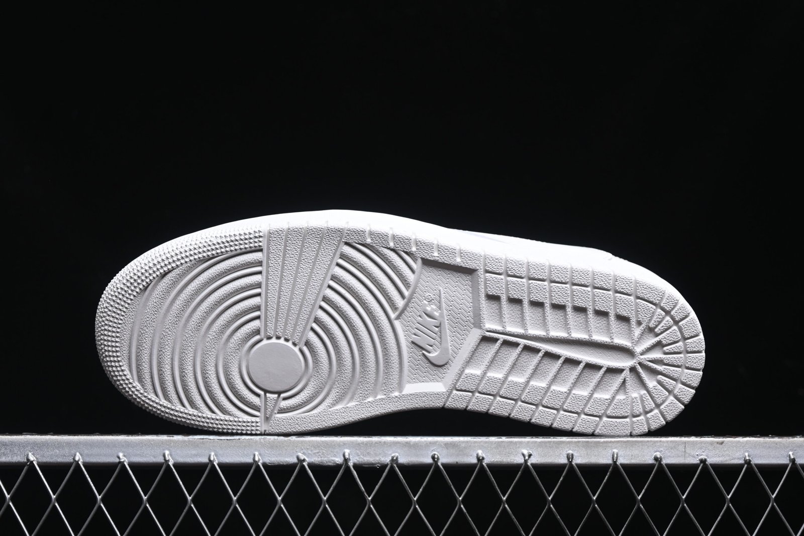 AIR JORDAN 1 LOW x TRAVIS SCOTT “TRIPLE WHITE” - Imagem 4