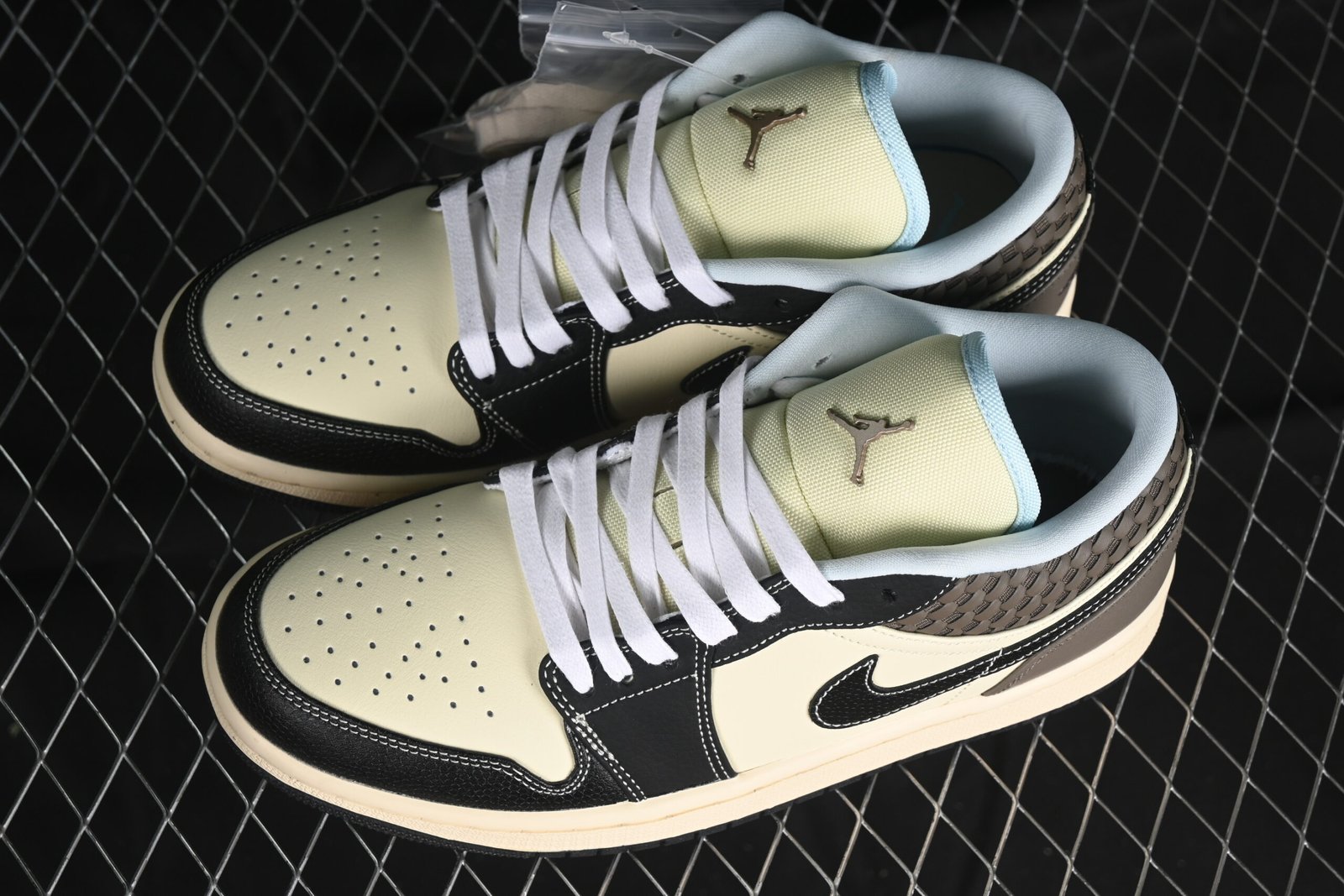 AIR JORDAN 1 LOW “COCONUT MILK BLACK” - Imagem 6