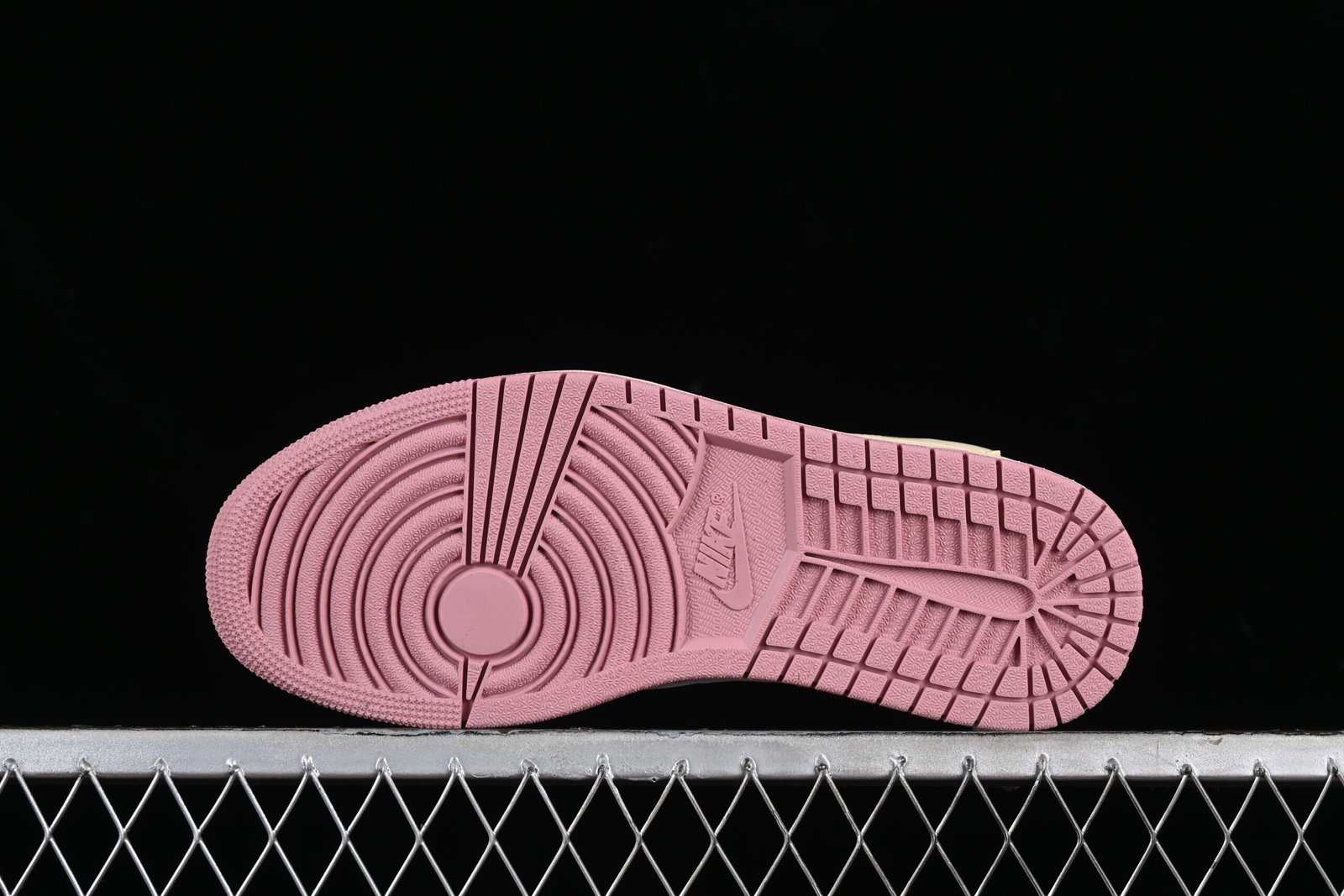 AIR JORDAN 1 LOW x TRAVIS SCOTT - Imagem 4