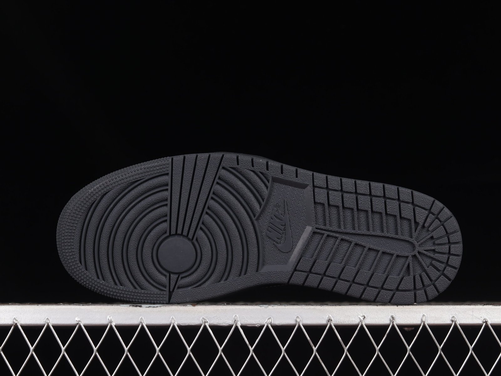 AIR JORDAN 1 LOW x TRAVIS SCOTT “BLACK PHANTON” - Imagem 4