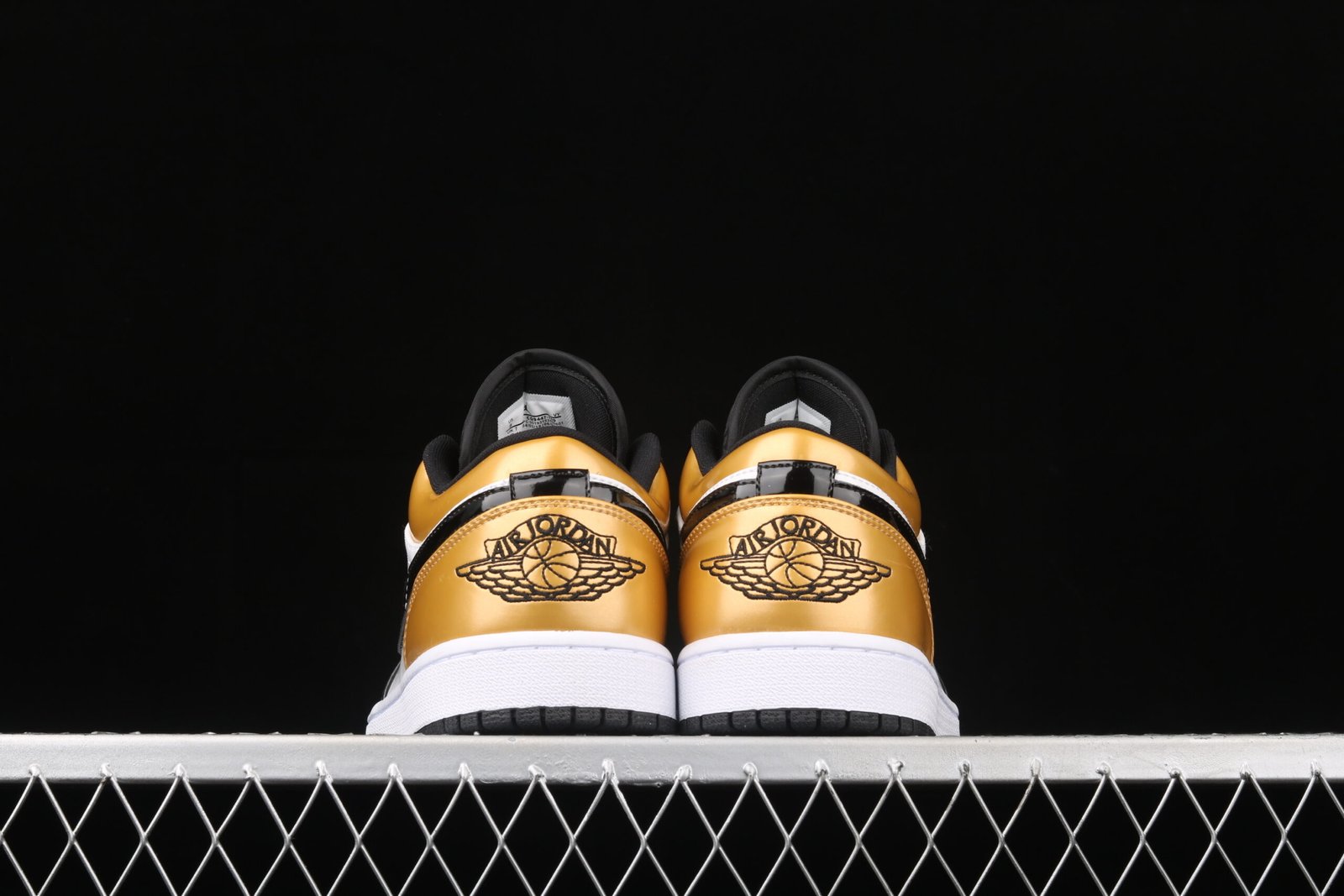 AIR JORDAN 1 LOW “GOLD TOE” - Imagem 3