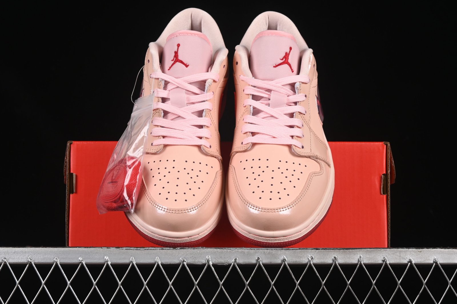 AIR JORDAN 1 LOW “PATENT VALENTINES DAY” - Imagem 5