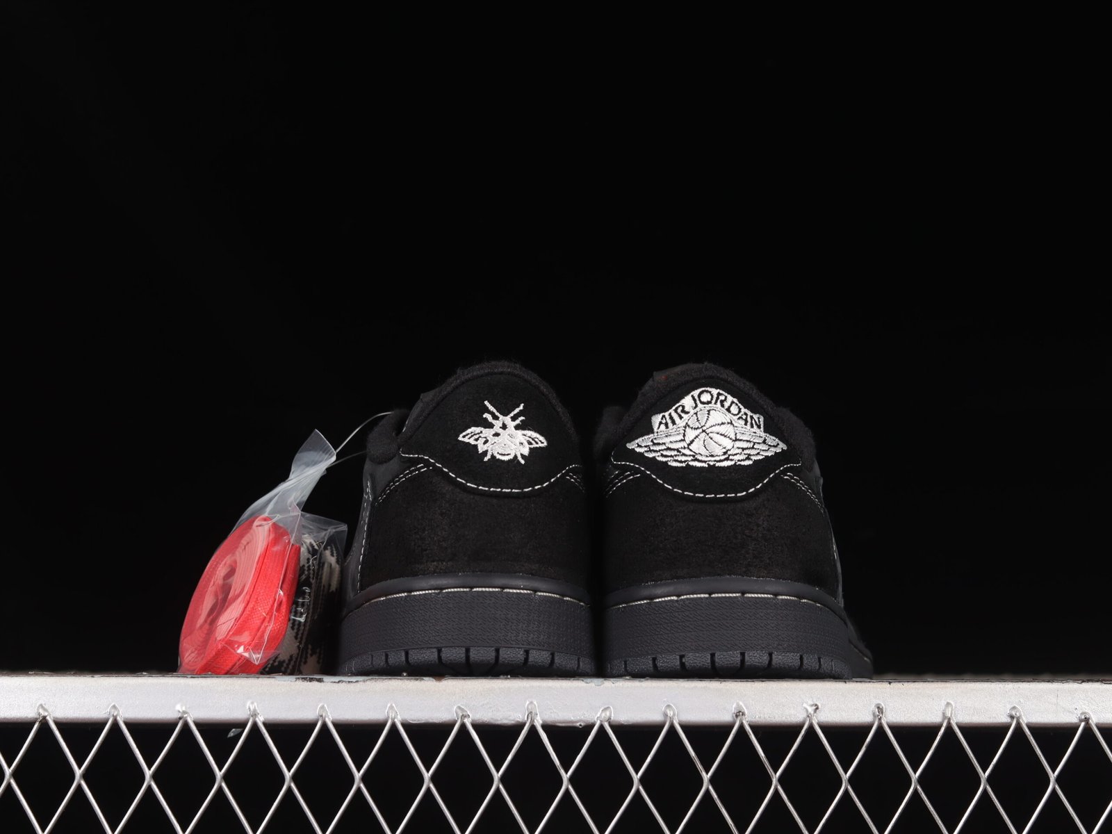 AIR JORDAN 1 LOW x TRAVIS SCOTT “BLACK PHANTON” - Imagem 3