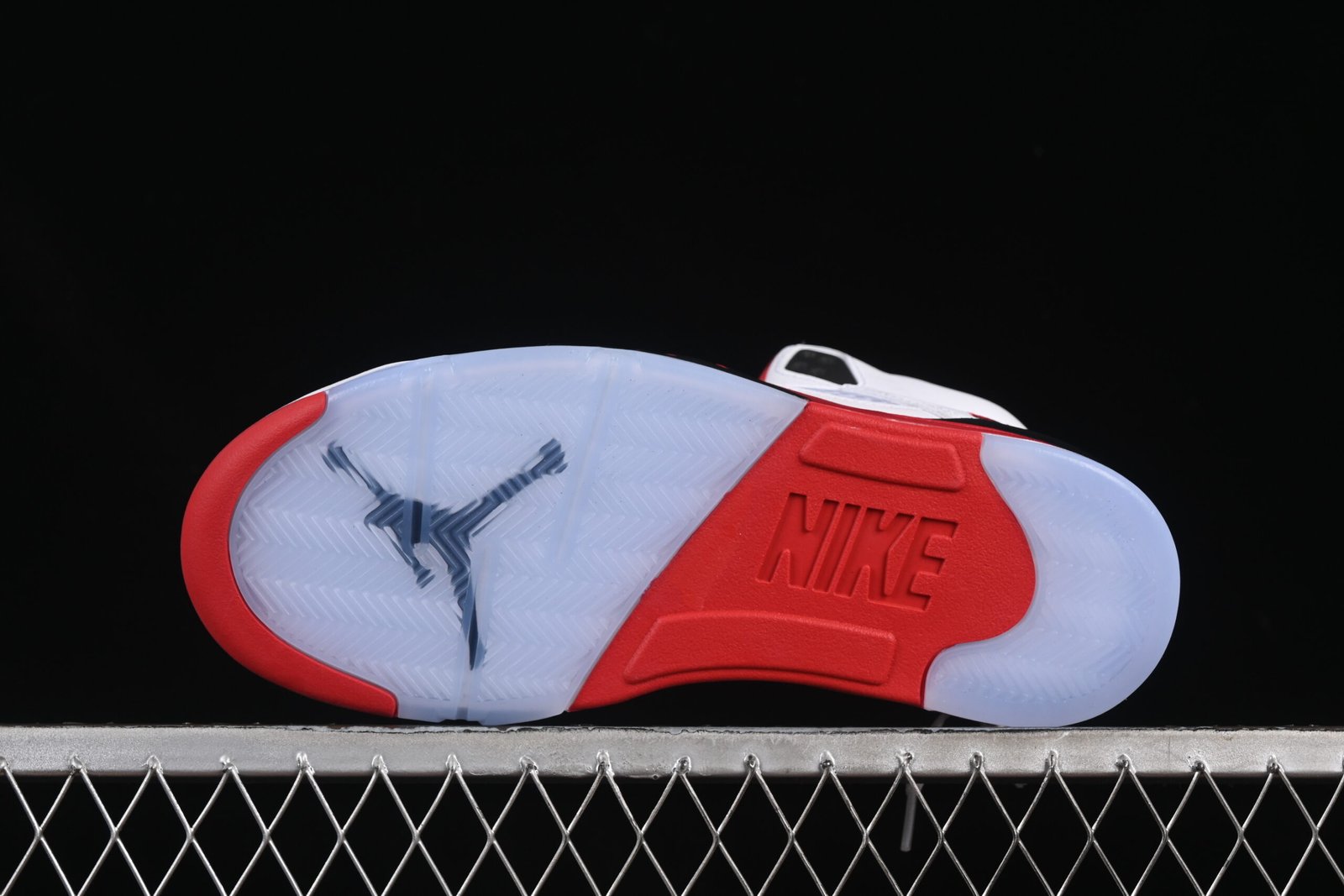 AIR JORDAN 5 "Fire Red Black Tongue" - Imagem 4