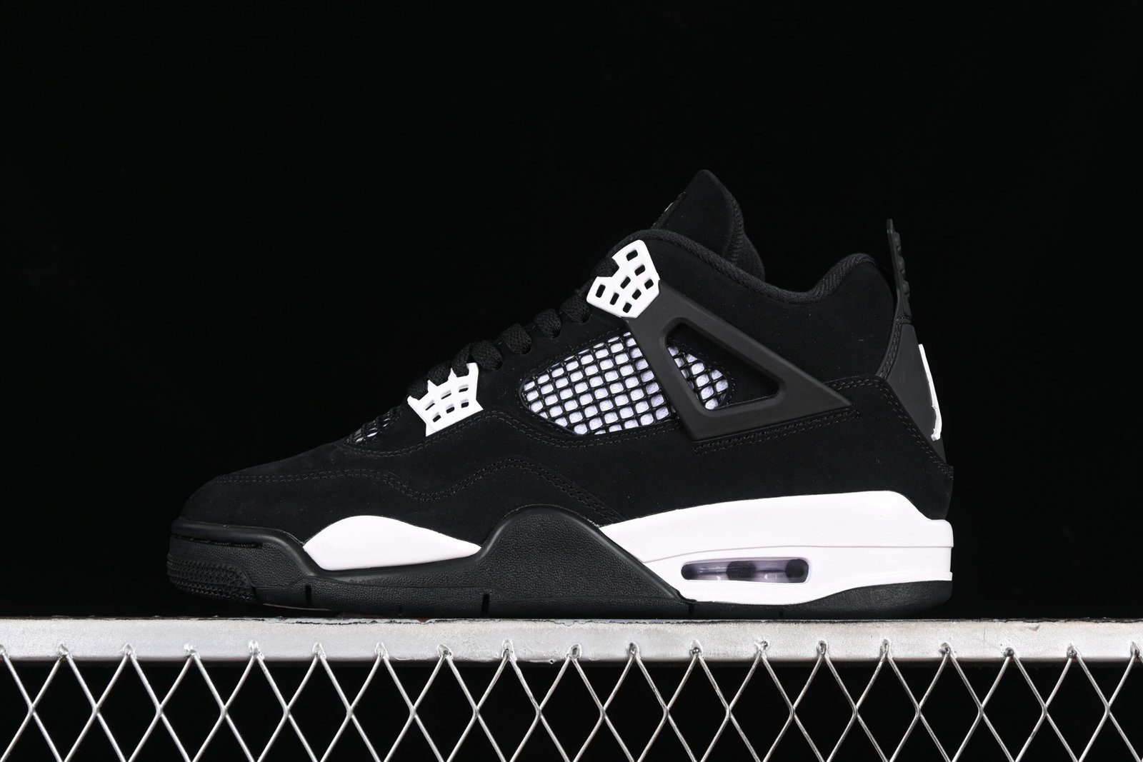 AIR JORDAN 4 "White Thunder"