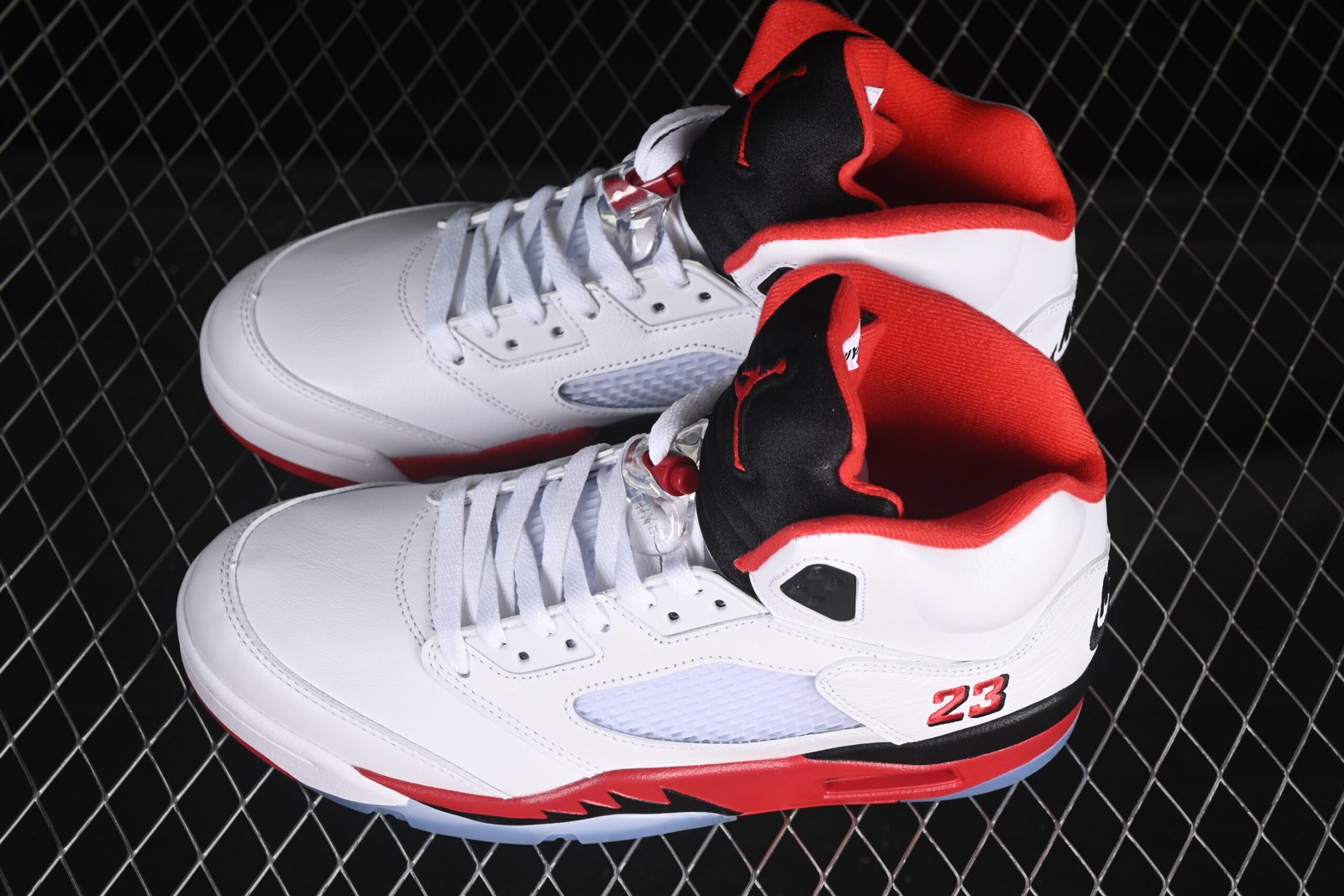 AIR JORDAN 5 "Fire Red Black Tongue" - Imagem 6