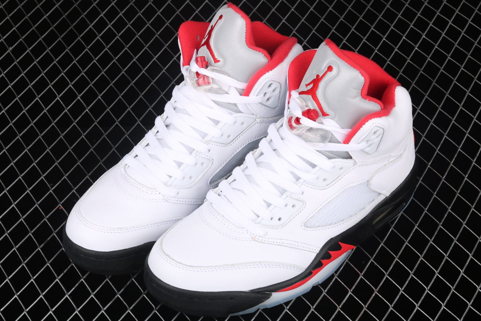 AIR JORDAN 5 "Fire Red" - Imagem 6
