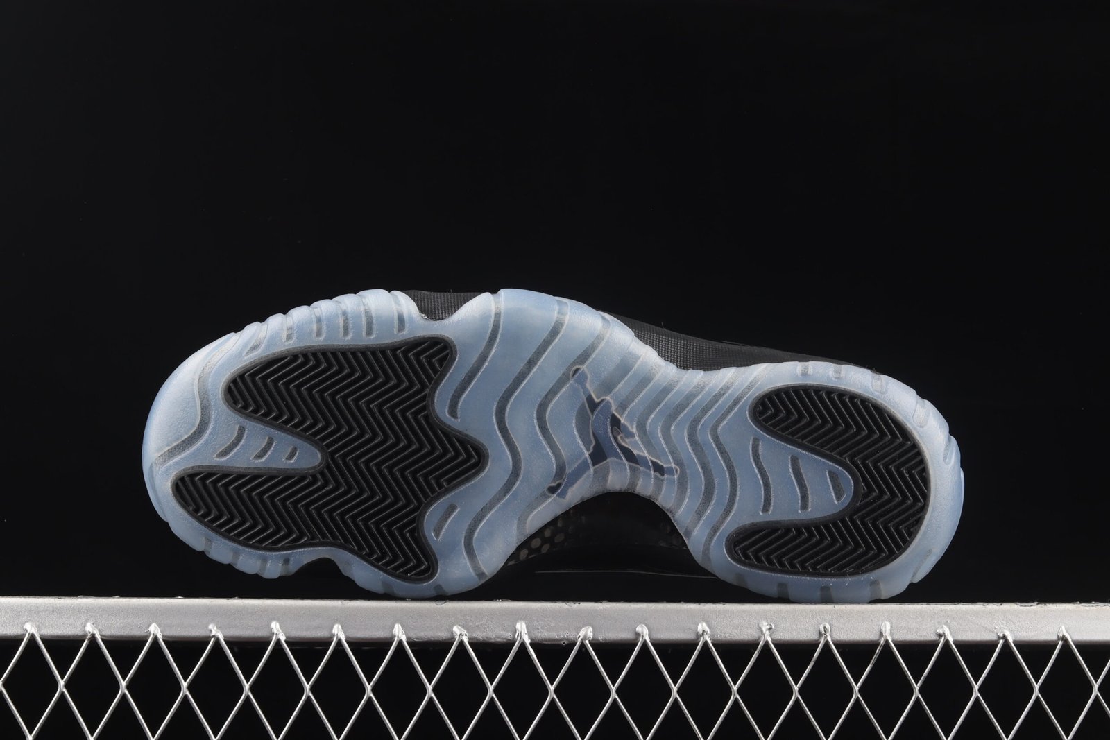 AIR JORDAN 11 Retro"Cap And Gown" - Imagem 4