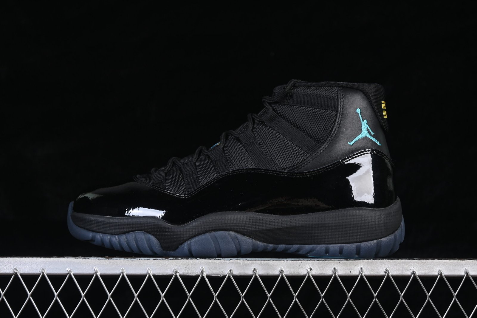 AIR JORDAN 11 Retro "Gamma Blue"