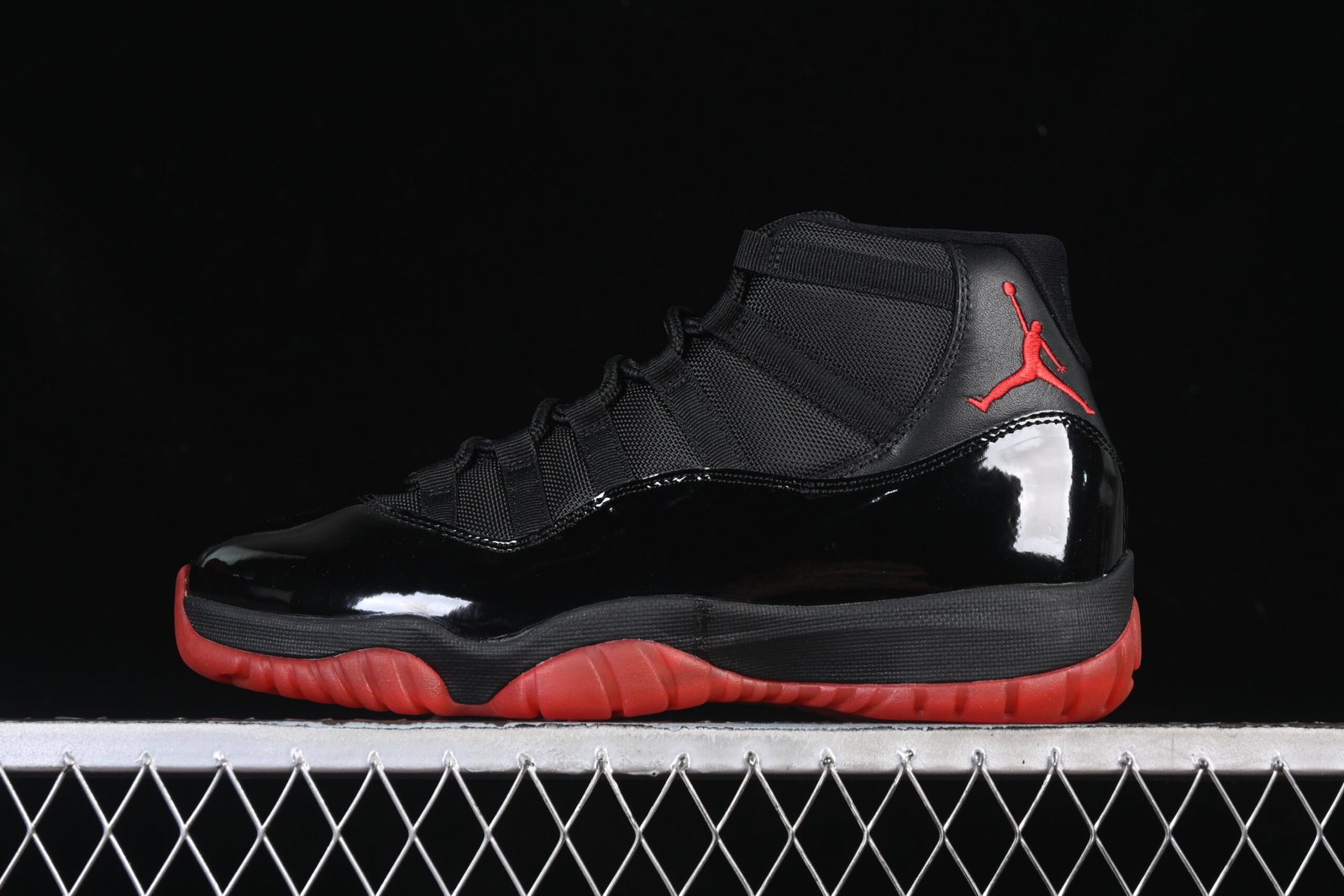 AIR JORDAN 11 Retro "Black Red"
