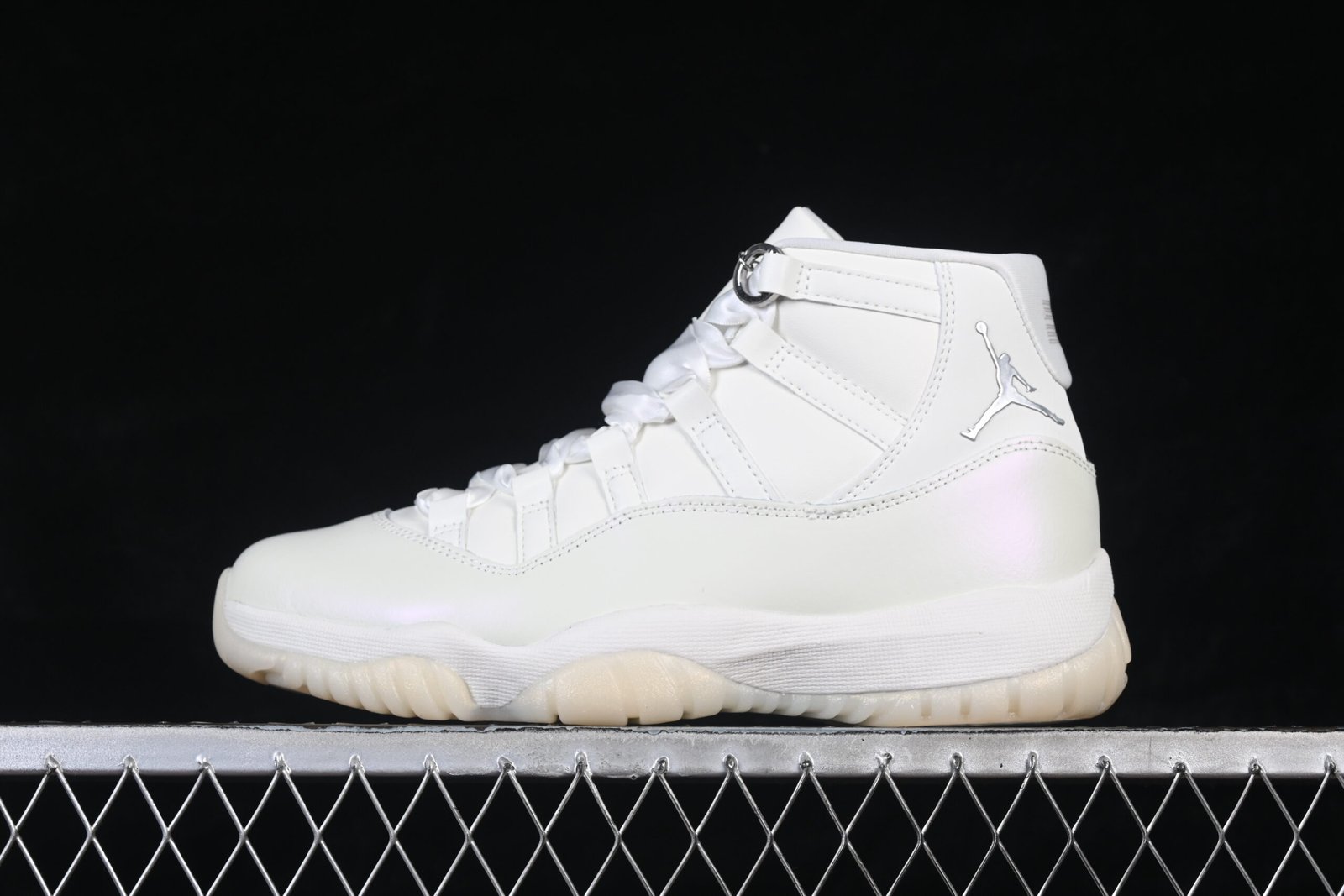 AIR JORDAN 11 Retro "Pearl"