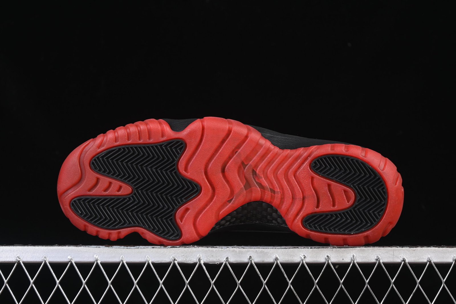 AIR JORDAN 11 Retro "Black Red" - Imagem 4