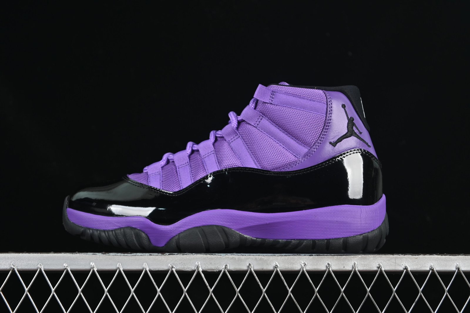 AIR JORDAN 11 Retro "Purple and Black"